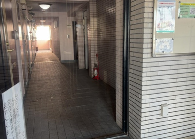 【ロビー】 | ライオンズマンション南橋本第２ | ラウンジは、マンションの共用スペースに椅子やテーブルなどを配置した利用者が寛げる空間です。屋内型ラウンジと屋外型ラウンジがあります。共用部分の管理状況と合わせて、詳細については現地でご確認ください。