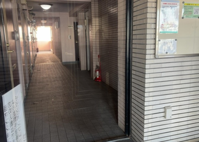 【ロビー】 | ライオンズマンション南橋本第２ | ラウンジは、マンションの共用スペースに椅子やテーブルなどを配置した利用者が寛げる空間です。屋内型ラウンジと屋外型ラウンジがあります。共用部分の管理状況と合わせて、詳細については現地でご確認ください。