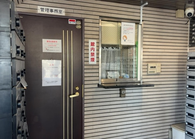 【受付】 | ライオンズマンション南橋本第２ | 受付はマンションコンシェルジュがいる場合もあれば、管理人が滞在する小部屋を総称して呼ぶことがあります。主にエントランスに設置されていることから、防犯面でも期待ができます。防犯設備がない場合はより安心！