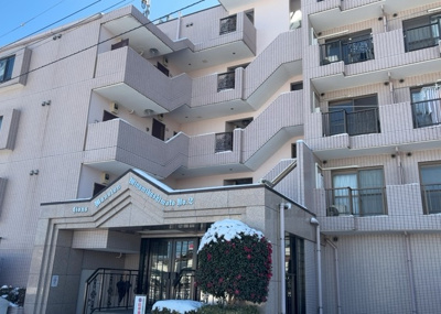 【外観】 | ライオンズマンション南橋本第２ | 道幅が広い場所は日当たりや風通が良好です。幅が広いのですれ違いも可能ですし大きな車でも駐車可能！一方で、大型車が通ることも多くなるため交通量の増加により騒音に繋がります。また土地の値段が高くなります。