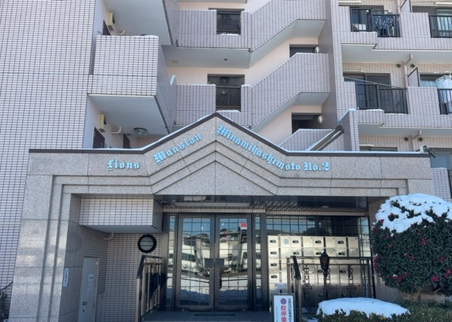 【玄関】 | ライオンズマンション南橋本第２ | 玄関は家の顔でもあり、家族以外の目にも止まる場所です。玄関は外との間を仕切る扉、靴などをしまっておく収納スペース、靴脱ぎのたたきスペース、来客とのやり取りをするドアホンなど複数のアイテムからなります。