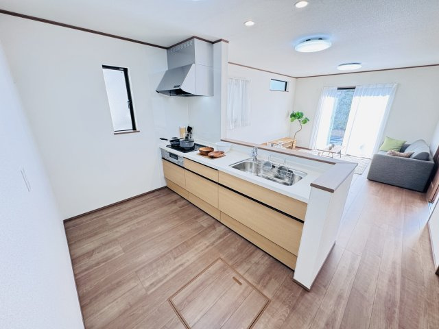 葛飾区東水元５丁目新築戸建【東水元小学校：5分】のキッチン|広々システムキッチン・シンクの水栓には浄水器がついてます！