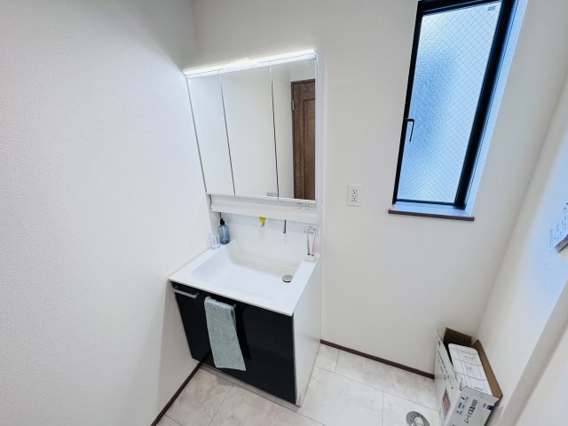 葛飾区東水元５丁目新築戸建【東水元小学校：5分】の独立洗面台|シャワーヘッド付き三面鏡洗面化粧台