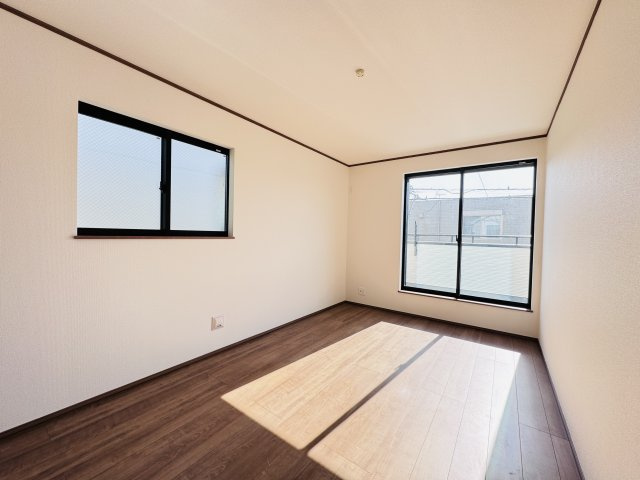 葛飾区東水元５丁目新築戸建【東水元小学校：5分】の寝室|7.5帖寝室・南側バルコニー前の明るいお部屋です♪