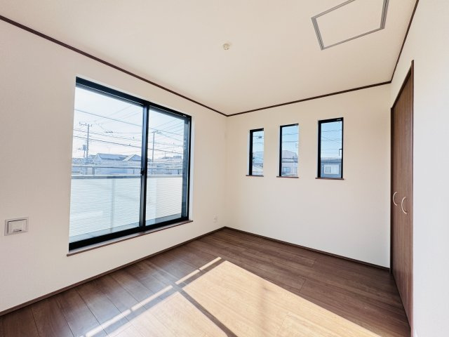 葛飾区東水元５丁目新築戸建【東水元小学校：5分】の子供部屋|6.5帖洋室・南側バルコニー前の明るいお部屋です♪