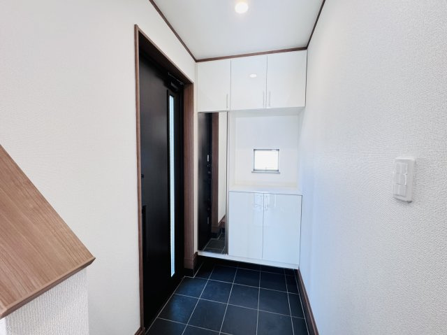 葛飾区東水元５丁目新築戸建【東水元小学校：5分】の玄関|玄関ホール・ミラー付きシューズボックス