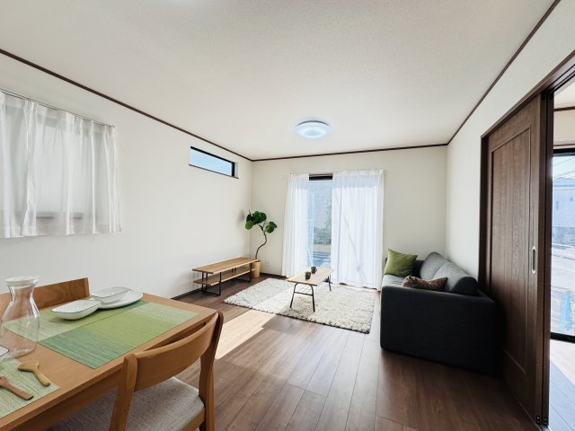 葛飾区東水元５丁目新築戸建【東水元小学校：5分】の居間・リビング|15帖リビングダイニングキッチン・日当たり良好♪