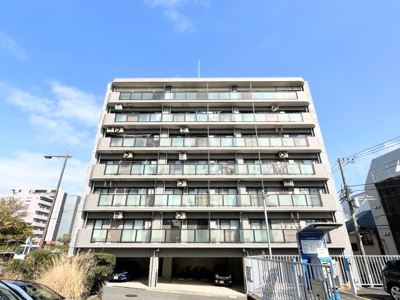 【外観】 | エクセレントハイツ横浜 | ◆堂々たる趣ながら、主張し過ぎずどこか余裕を感じさせるシャープなフォルムで佇む邸宅は、晴天の空と照らし合わせる事で、本来あるべき完成形の姿を見せてくれます。