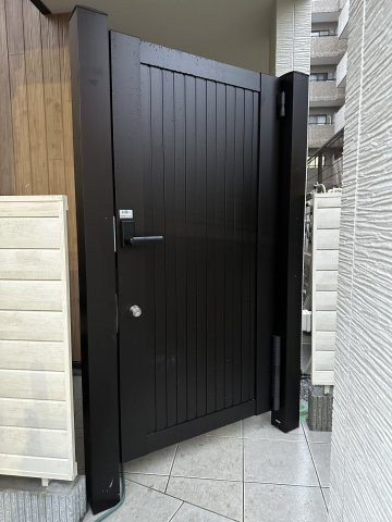 稲城市東長沼のアパートのエントランス