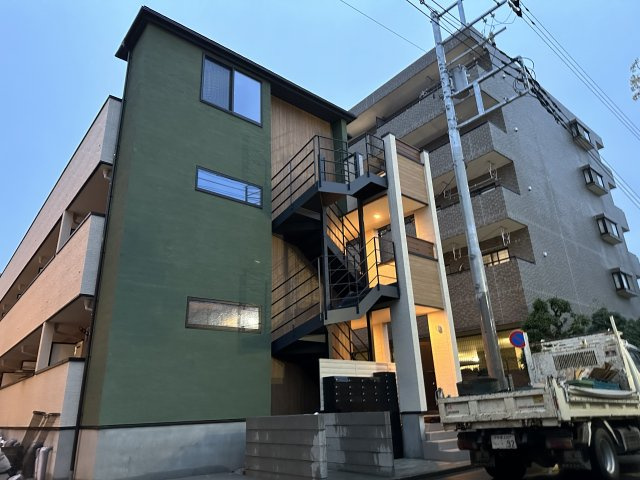 稲城市東長沼のアパートの外観