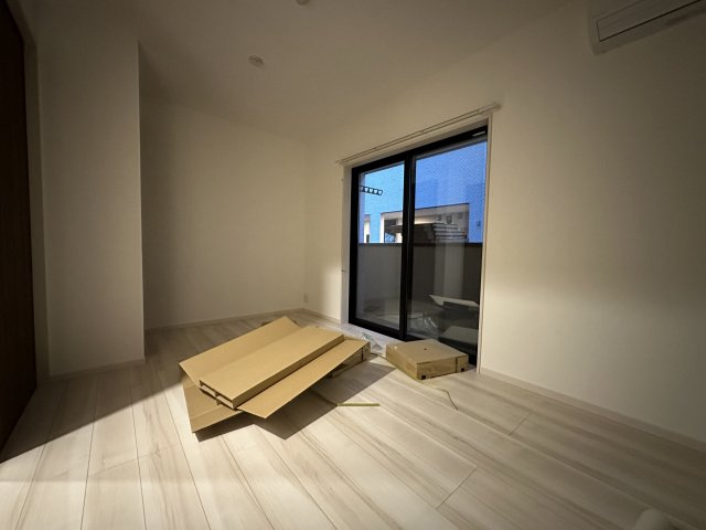 稲城市東長沼のアパートの居間・リビング