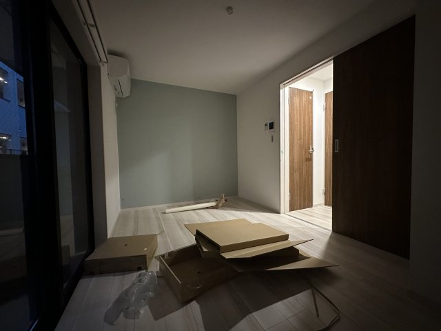 稲城市東長沼のアパートの居間・リビング