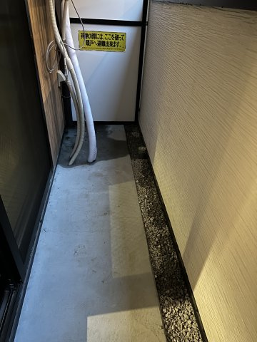 稲城市東長沼のアパートのバルコニー