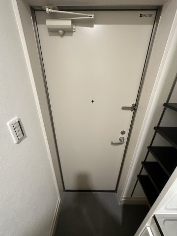 稲城市東長沼のアパートの玄関