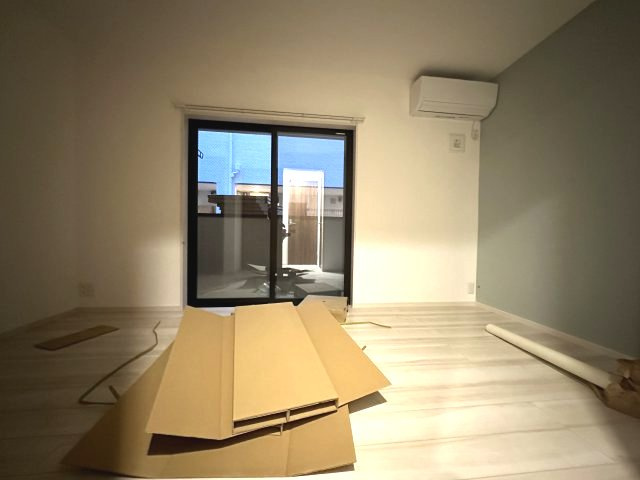 稲城市東長沼のアパートの居間・リビング