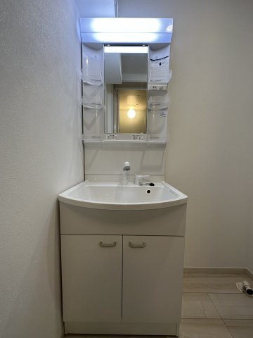 稲城市東長沼のアパートの洗面所