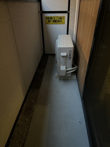 稲城市東長沼のアパートのバルコニー