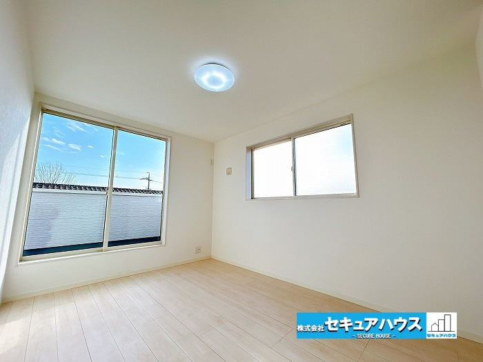 知立市八ツ田町1丁目　中古住宅の洋室|【洋室】
◆2面採光のため陽当たり良好です。