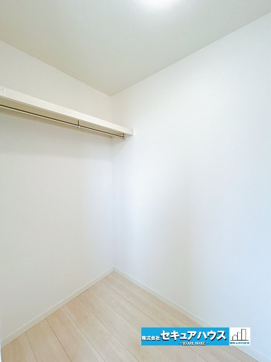 知立市八ツ田町1丁目　中古住宅の収納|【ウォークインクローゼット】
◆お洋服はもちろん、キャリーバッグやゴルフバッグ等も収納できます。