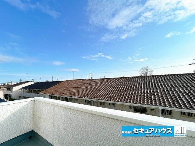 知立市八ツ田町1丁目　中古住宅のバルコニー|【バルコニー】
◆見晴らしもよく、太陽の温かな温もりをめいっぱい受け止めてくれます。
太陽の光と爽やかな風を受けたお洗濯物はあっという間に乾き、取りこむ時には太陽の匂いを感じられそうですね。　