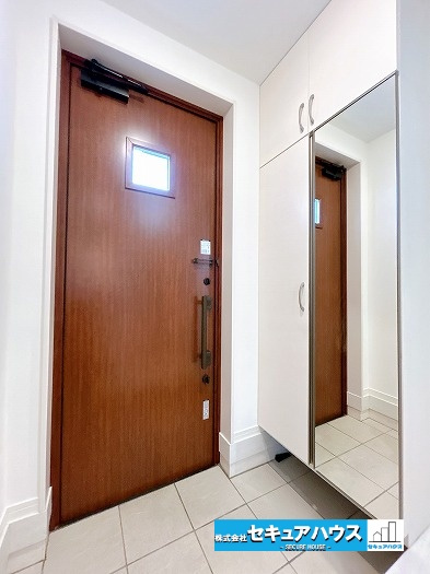 知立市八ツ田町1丁目　中古住宅の玄関|【玄関】
◆玄関には、収納力のあるシューズボックスがございます。玄関まわりがすっきり片付きます。　
◆鏡付きのシューズボックスのため家を出る前に身だしなみを確認できます。