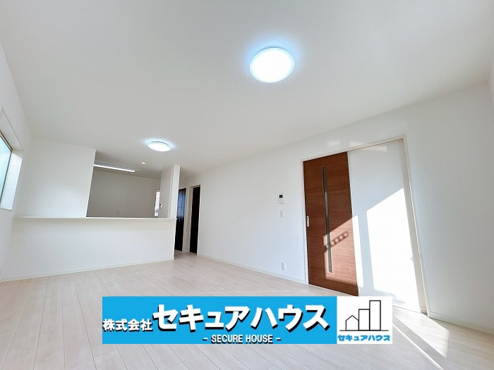 知立市八ツ田町1丁目　中古住宅の居間・リビング|【LDK】 
◆日当たりが良く温かい広々リビングは家族の団らんスペースになります。