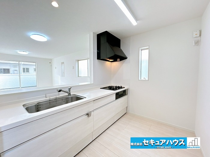 知立市八ツ田町1丁目　中古住宅のキッチン|【キッチン】 
◆同時にたくさんの料理が調理できる。「焼く・蒸す・煮る」の工程を同時進行で進めることができるので、料理を素早く作ることができます。育児でバタバタ忙しいママに嬉しい♪