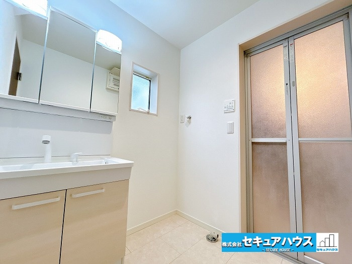 知立市八ツ田町1丁目　中古住宅の独立洗面台|【洗面台】 
◆鏡の裏にはたっぷりと収納スペースを標準装備！
◆電源を付属しているのでドライヤーなど利用できます。