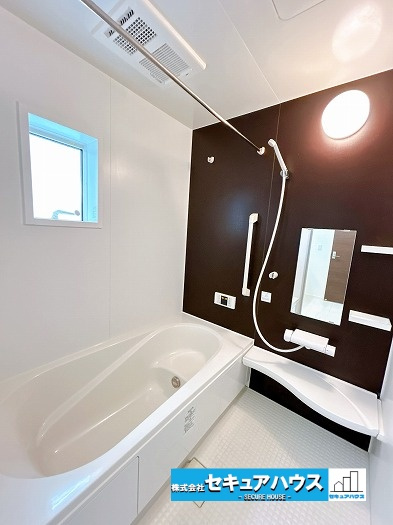 知立市八ツ田町1丁目　中古住宅の浴室|【浴室】
◆アクセントパネルで落ち着きのある雰囲気を演出します。毎日の疲れを癒やすバスタイムをお楽しみ下さい！ 
◆窓付きで、カビの繁殖を抑える効果があります。