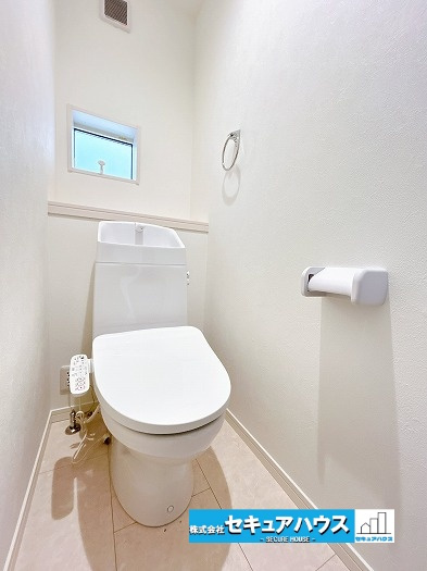 知立市八ツ田町1丁目　中古住宅のトイレ|【高機能トイレ】
◆高機能トイレの多くは便器のフタの開閉が自動であり、使用後に手動で水を流す面倒もなく非常に便利です。スタイリッシュな見た目で、お掃除しやすく、節水効果が高いです。