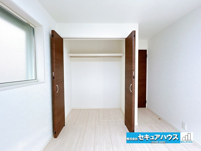 知立市八ツ田町1丁目　中古住宅の洋室|【洋室】
◆家族一人ひとりの大切なプライベート空間。趣味に合わせて使って頂けるようシンプルに仕上げてあります。暮らし心地を大きく左右する収納を、適材適所に配置し使い勝手を考慮しました。