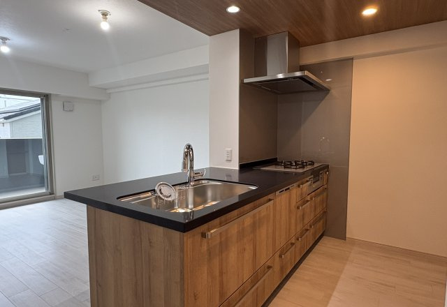 橿原市久米町の賃貸マンションのキッチン|グリル付き3口ガスコンロシステムキッチン