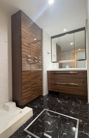 橿原市久米町の賃貸マンションの洗面所|三面鏡化粧洗面台・収納豊富なスペース有・室内洗濯機置き場