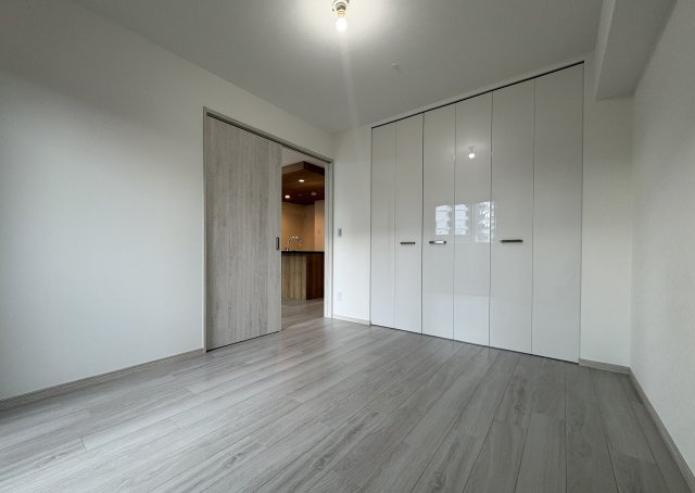 橿原市久米町の賃貸マンションの洋室|大容量のクローゼット付き洋室6帖