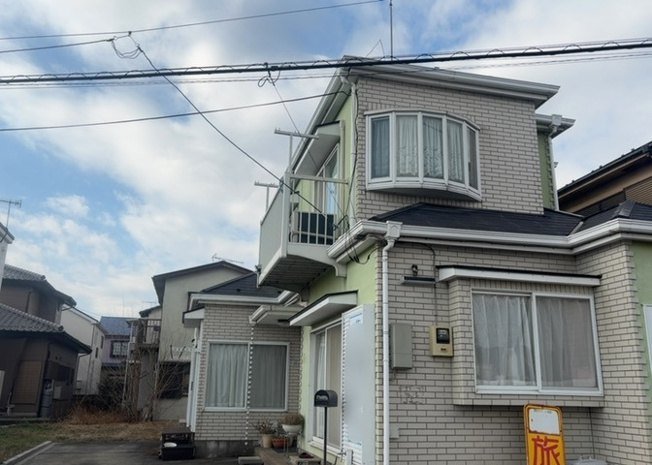 【外観】 | バルコニーは、室外の専用スペースのうち、「屋根がなく開放された空間」であるものを指します。ベランダより広いタイプのものが多く、日当たりもよいため家庭菜園などを楽しみたい人にとって適した環境となります。