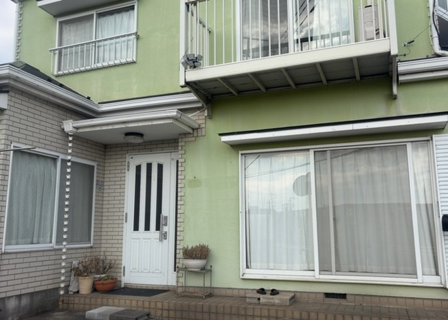 【構造・工法・仕様】 | 木造住宅とは土台、壁、柱など建築物の強度を支える構造体の材に木が使用されている構造を指します。構造体は建物の自重を支えるだけではなく風圧や水圧、積裁荷重などあらゆる衝撃に耐えるための基礎です。