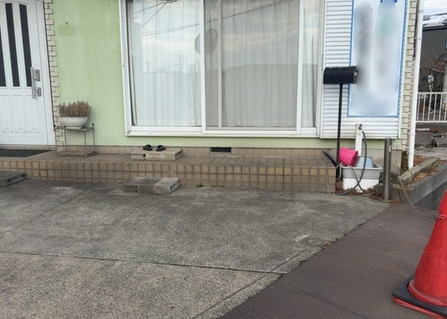 【冷暖房・空調設備】 | 床下換気口は、床下に湿気がこもることを防ぎ、効果的に換気を行うために設置されています。床下換気口が設置されていない建物は、基礎パッキング工法などにより換気を行なっています。詳細は現地でご確認ください。