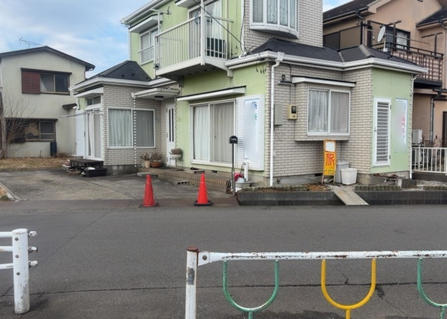 【外観】 | 南側道路の場合は長い時間光を入れ込むことができるため、庭やリビングを道路側に持ってくることが多く土地価格も高い傾向にあります。一方北側道路だとリビングや庭が南側になりプライバシーを守ることができます。