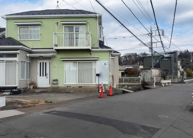 【前面道路含む現地写真】 | 東側道路の場合は居室を南向きに設計しやすいため、朝日が入りやすいというメリットがあります。一方、西側道路も東側同様に居室を南向きに設計しやすいのですが、住宅地だと朝日が入りにくいという弱点があります。