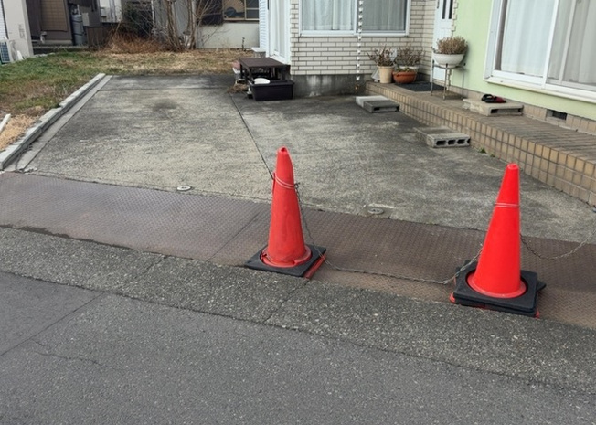 【駐車場】 | 車一台あたりに必要なスペースは、標準サイズの普通自動車で横幅2m50cm、長さ5mは必要になります。ただし、乗降のことも考慮して横幅3m30cm、長さ5m50cmほどは確保できるところを選びましょう。