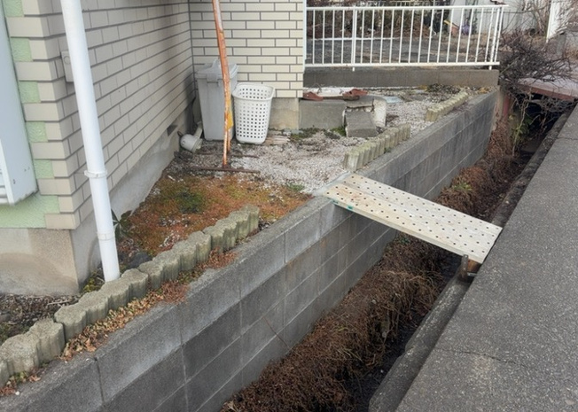 【庭】 | 庭のある家に住むことのメリットとして、子どもたちの遊び場を確保できること、ガーデニングや家庭菜園を楽しめること、明るさを確保できることがあります。また、配置を工夫することでプライバシーが確保できます。