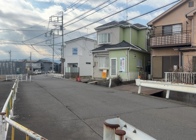 【前面道路含む現地写真】 | 住宅用の土地では前面道路に2m以上接していなければならないと法律で定められています。しかし、お持ちの車のサイズやライフスタイルなどにより、2mでは利便が悪い場合もございますので、事前に確認しましょう。