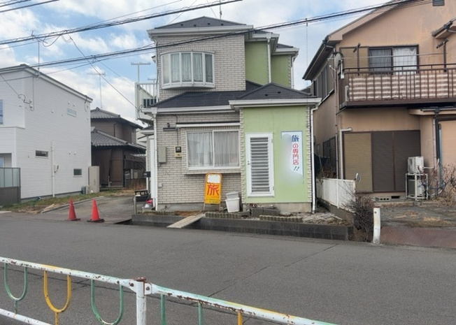 【前面道路含む現地写真】 | 道幅が広い場所は日当たりや風通が良好です。幅が広いのですれ違いも可能ですし大きな車でも駐車可能！一方で、大型車が通ることも多くなるため交通量の増加により騒音に繋がります。また土地の値段が高くなります。