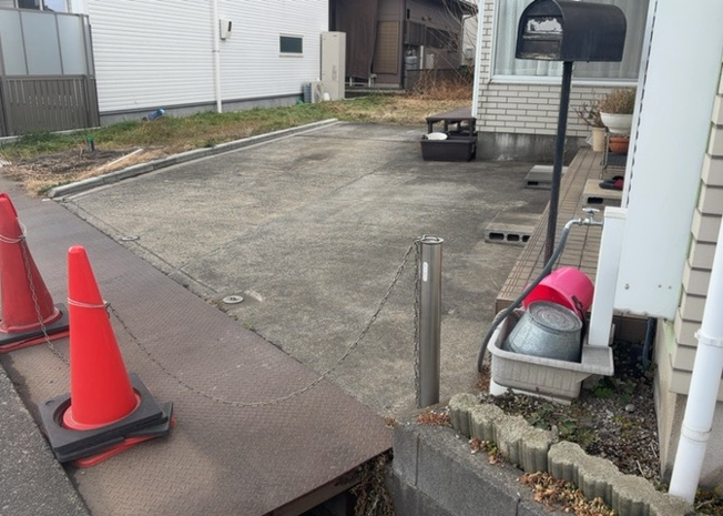 【駐車場】 | 駐車場と明記されていても、最小スペースでつくられた駐車場だと大型車は駐車できなかったり、出入りしにくくなったりする可能性があります。お車のサイズと購入したい物件の駐車場のサイズを現地で確認しましょう。