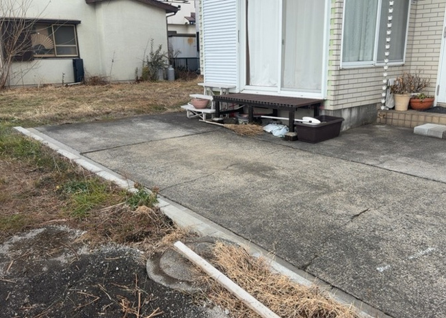 【庭】 | 庭があることでガーデニングや家庭菜園はもちろん、こどもの遊び場やペットを放して遊ぶことができます。また、家の周囲に余裕があるということです。隣地との間があれば、十分な日当たりと、風通しが確保できます。