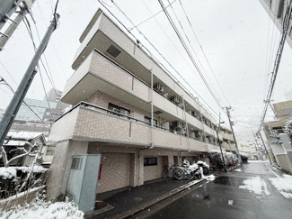 【外観】 | 外観と前面道路の様子。～即日のご見学可能～　お問合せはお気軽にどうぞ。
