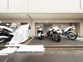 【駐車場】 | バイク置き場。空き区画の有無や駐輪料金、サイズおよび排気量規定などについては、改めてお問い合わせください。～即日のご見学可能～　お問合せはお気軽にどうぞ。
