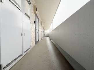 【その他共用部分】 | マンションの共用廊下です。きれいに清掃されています。周囲のお部屋の様子も、ぜひ伺ってみてください。～即日のご見学可能～　お問合せはお気軽にどうぞ。
