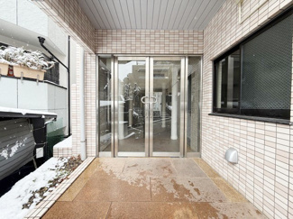 【エントランス】 | オートロックを備えた、マンションのエントランス。やはりセキュリティの観点は欠かすことができません。皆様を“安全”に送り出し、出迎えてくれます。～即日のご見学可能～　お問合せはお気軽にどうぞ。

