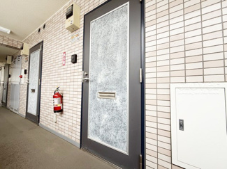 【その他共用部分】 | 皆様をお迎えする、お部屋の玄関ドア。開けやすさや開放角度、ドアノブの操作しやすさや鍵の形状などを、現地で一度ご確認ください。～即日のご見学可能～　お問合せはお気軽にどうぞ。
